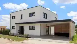 Einfamilienhaus mit Flachdach über zwei Geschossen und Doppel-Carport
