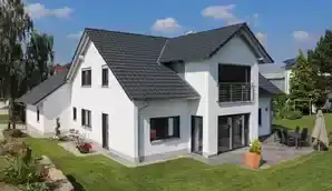 Kompaktes Einfamilienhaus mit Satteldach und großer Einzel-Massivgarage