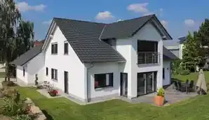 Kompaktes Einfamilienhaus mit Satteldach und großer Einzel-Massivgarage
