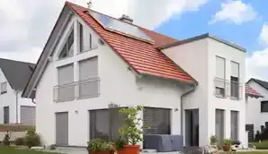 Einfamilienhaus mit Satteldach über zwei Geschossen, Pelletsheizung und Solaranlage