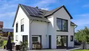 Einfamilienhaus mit Satteldach und offener Galerie über zwei Geschossen