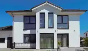 Einfamilienhaus mit Walmdach über zwei Geschossen und Massiv-Doppelgarage