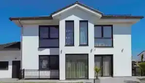 Einfamilienhaus mit Walmdach über zwei Geschossen und Massiv-Doppelgarage