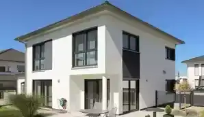 Einfamilienhaus mit Walmdach über zwei Geschossen, Solaranlage auf dem Dach