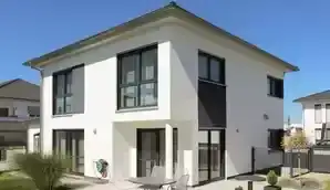 Einfamilienhaus mit Walmdach über zwei Geschossen, Solaranlage auf dem Dach