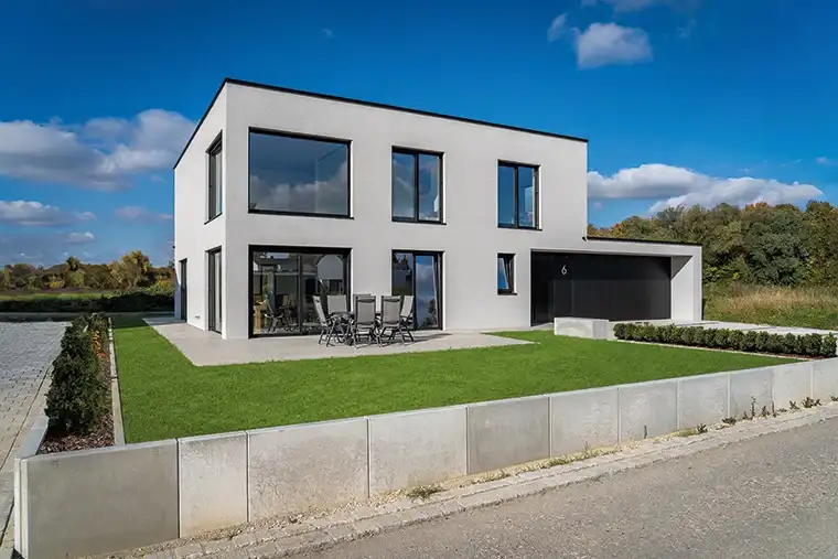 Einfamilienhaus mit Flachdach und integrierter Garage, ohne Unterkellerung
