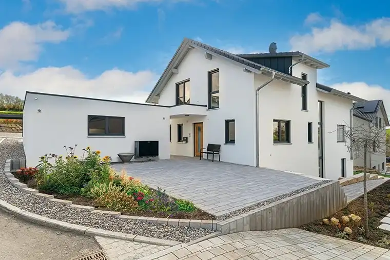 Modernes Einfamilienhaus in Hanglage mit großen Fensterflächen